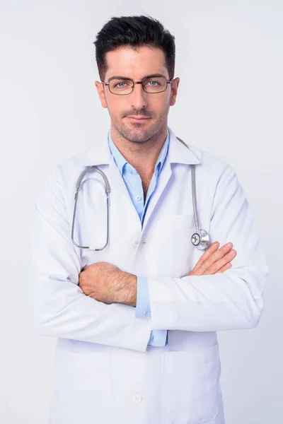 Fiatal jóképű férfi orvos visel szemüveget karokkal keresztbe — Stock Fotó