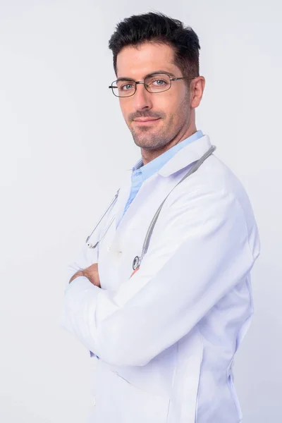Pohled do profilu mladého pohledného doktora s brýlemi na kameře — Stock fotografie