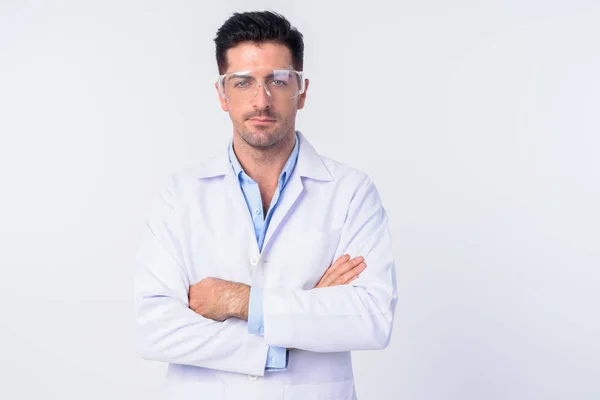 Mladý pohledný doktor nosí ochranné brýle se zkříženýma rukama — Stock fotografie