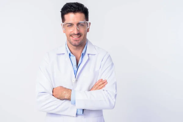 Boldog fiatal csinos férfi orvos visel védőszemüveget a karok keresztbe — Stock Fotó