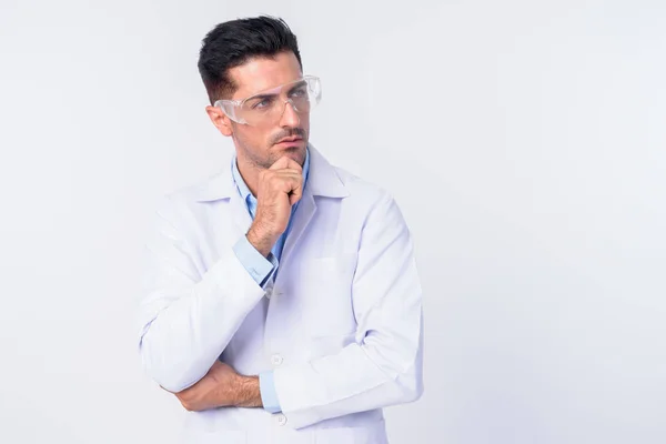 Mladý pohledný muž Doktor s ochrannými brýlemi myšlení — Stock fotografie
