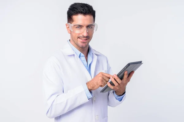 Boldog fiatal csinos férfi orvos védőszemüveget a digitális tabletta — Stock Fotó
