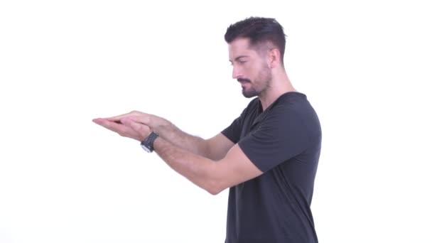 Mutlu genç yakışıklı sakallı adam parmaklarını şıklatma — Stok video