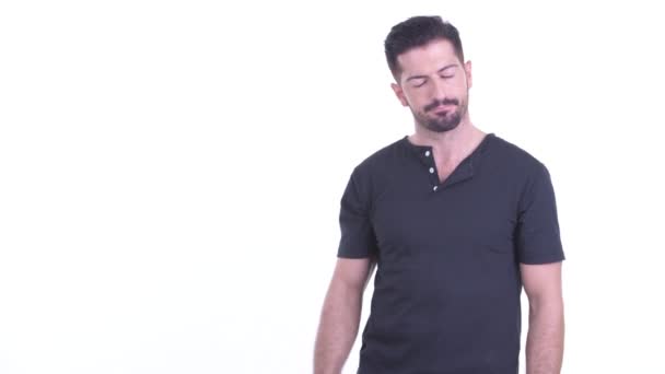 Een gestresste jonge man met een baard die iets aanraakt en duimen naar beneden geeft. — Stockvideo