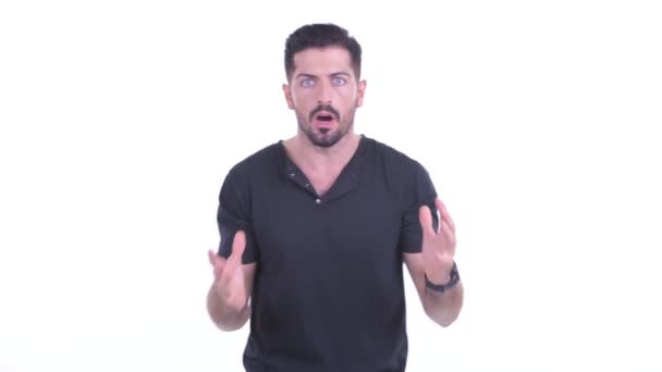 Stres mladý vousatý muž dostávají špatné zprávy — Stock video