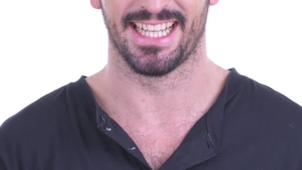 Szája boldog fiatal szakállas férfi mosolygós — Stock videók