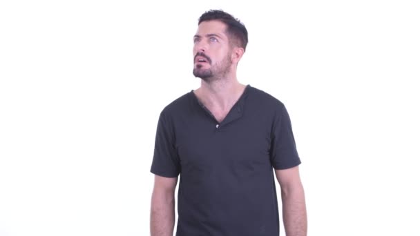 Benadrukte jonge bebaarde man die zich vervelen tijdens het wachten — Stockvideo