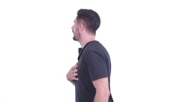 Beklemtoonde jonge bebaarde man rondkijken en zich zorgen maken — Stockvideo