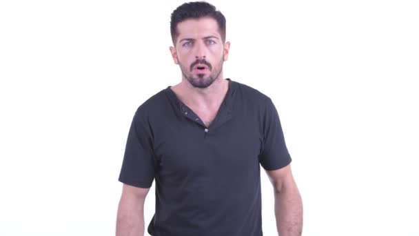 Kızgın genç sakallı adam konuşuyor ve şikayet ediyor — Stok video