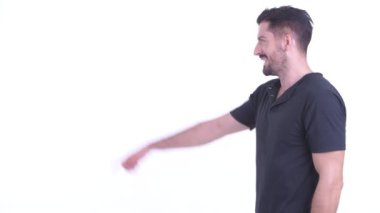 Mutlu genç yakışıklı sakallı adam işaret parmak profil görünümü