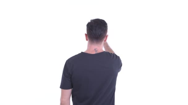 Bir şeye dokunan genç sakallı adamın arka görünümü — Stok video