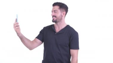 Mutlu genç yakışıklı sakallı adam görüntülü arama ve telefon gösteren