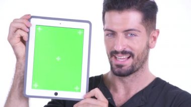 Dijital tablet gösteren mutlu genç yakışıklı sakallı adamın yüzü
