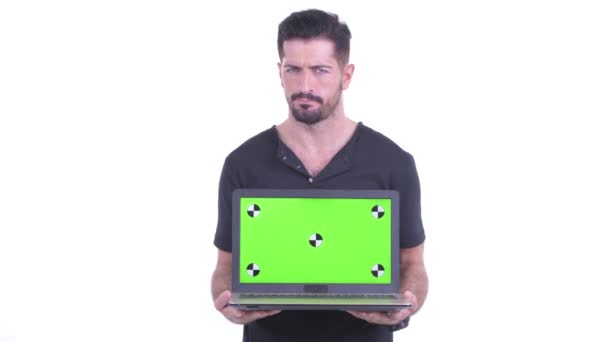Benadrukte jonge bebaarde man toont laptop — Stockvideo