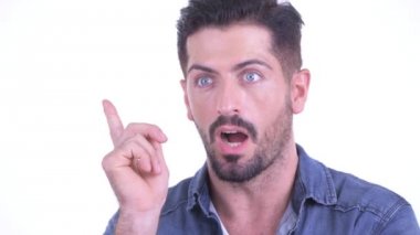 Mutlu genç sakallı hipster adam düşünme ve yukarı bakıyor yüzü