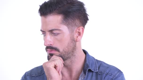 Arca hangsúlyozta fiatal szakállas csípő ember gondolkodás és lennél — Stock videók