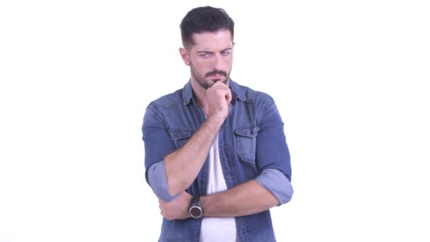 Stresszes fiatal szakállas hipszter férfi gondolkodik és néz le — Stock videók
