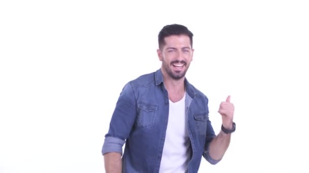 Felice giovane uomo hipster barbuto ballare — Video Stock