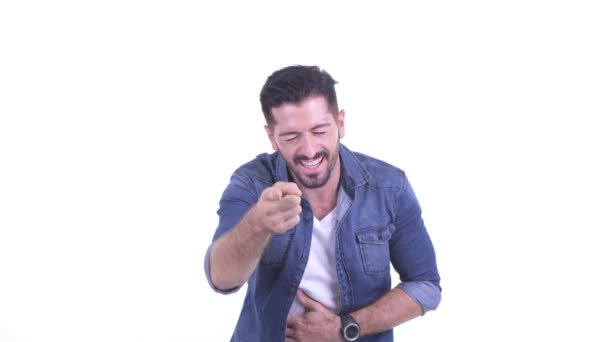 Šťastný mladý vousatý alternativců se směje a míří na kameru — Stock video