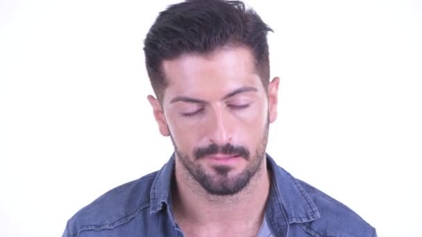 Volto di stressato giovane barbuto hipster uomo cercando annoiato e stanco — Video Stock