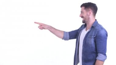 Mutlu genç sakallı hipster adam işaret parmak profil görünümü