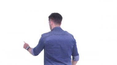 Bir şeye dokunan genç sakallı hipster adamın arka görünümü