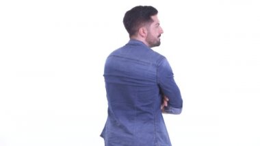 Genç sakallı hipster adam bekleyen ve düşünme Arka görünümü