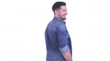 Mutlu genç sakallı hipster adam arka görünümü etrafa bakıyor