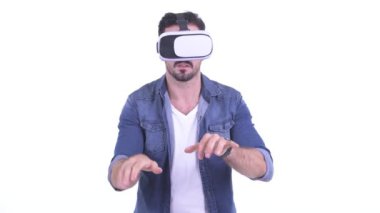 Mutlu genç sakallı hipster adam sanal gerçeklik kulaklık kullanarak