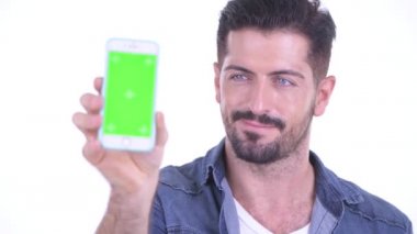 Telefonunu gösteren mutlu genç sakallı hippi.