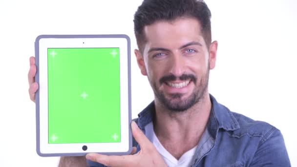 Volto di felice giovane uomo hipster barbuto mostrando tablet digitale — Video Stock