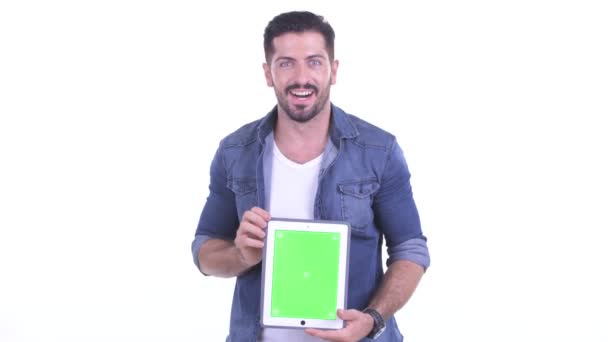 Boldog fiatal szakállas hipster férfi bemutató digitális tabletta és meglepett — Stock videók