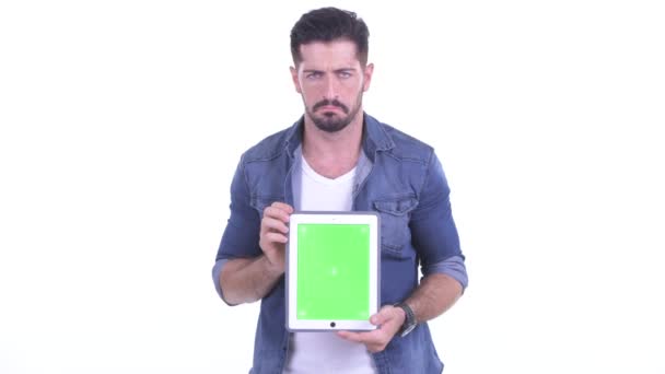 Hangsúlyozta fiatal szakállas csípő ember mutatja a digitális tabletta — Stock videók