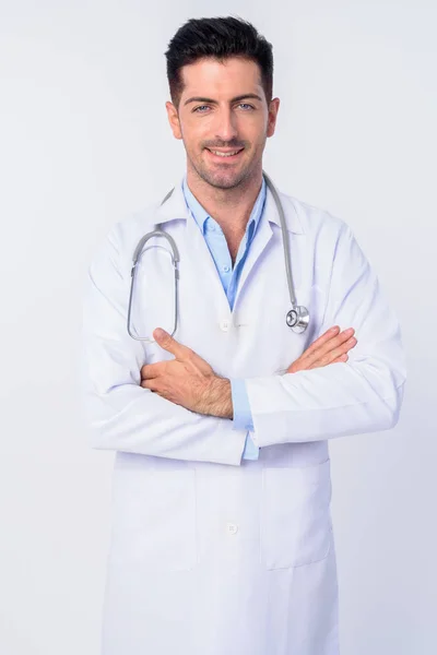 Portrait de jeune homme heureux beau docteur souriant avec les bras croisés — Photo