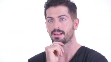 Mutlu genç yakışıklı sakallı adam düşünme ve yukarı bakıyor yüzü