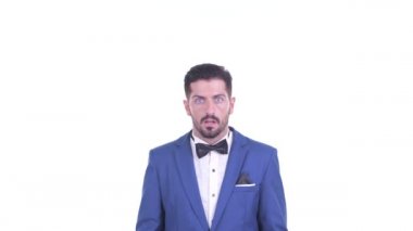 Genç yakışıklı sakallı işadamı şok görünüyor
