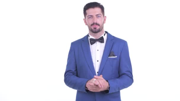Glücklicher junger gutaussehender bärtiger Geschäftsmann präsentiert etwas — Stockvideo