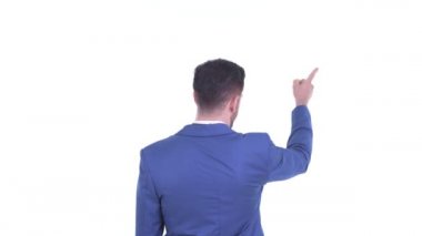 Genç sakallı işadamının parmak laişaret ve yönetmenlik arka görünümü
