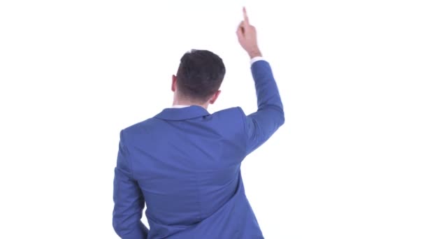 Rückansicht eines glücklichen jungen bärtigen Geschäftsmannes mit erhobenen Fäusten — Stockvideo