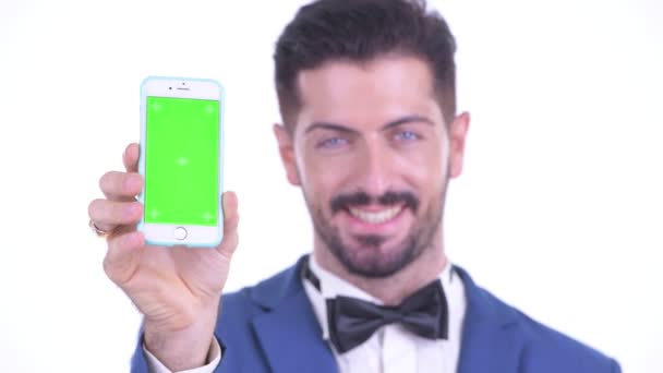 Πρόσωπο του ευτυχισμένο νεαρό μουσάτος επιχειρηματίας δείχνει το τηλέφωνο — Αρχείο Βίντεο