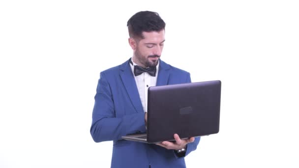 Jovem empresário barbudo feliz pensando ao usar laptop — Vídeo de Stock