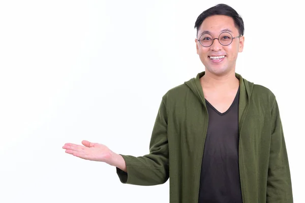 Retrato de hombre japonés feliz con anteojos mostrando algo —  Fotos de Stock