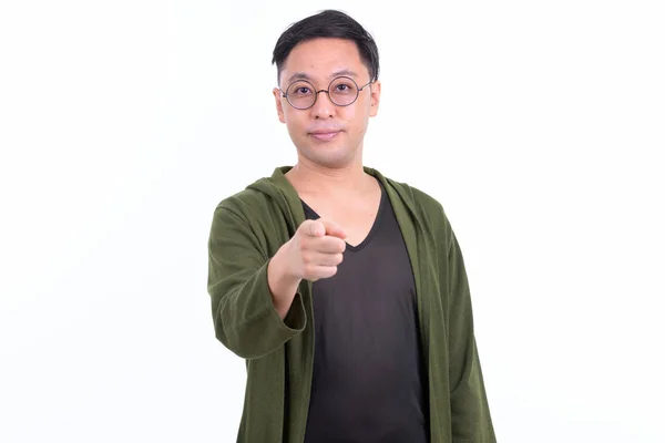 Japonés hombre con gafas apuntando a la cámara —  Fotos de Stock