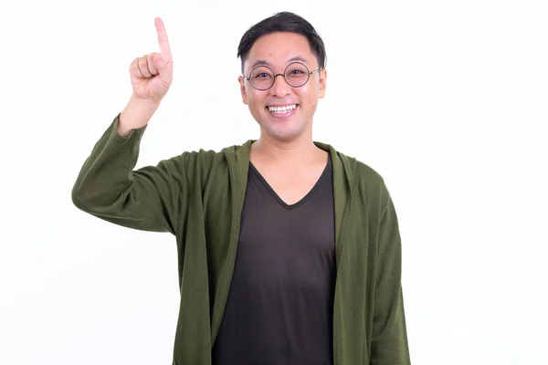 Gözlüklü mutlu Japon adam parmağını yukarı yasladı — Stok fotoğraf