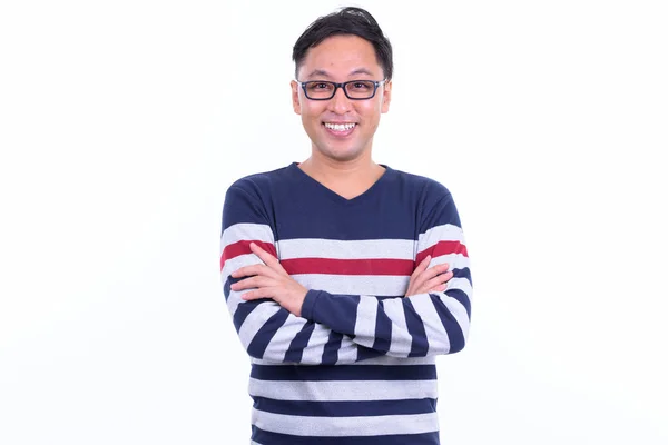 Feliz japonés hipster hombre con gafas y sonriendo con los brazos cruzados —  Fotos de Stock