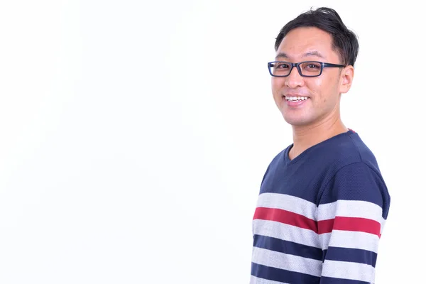 Tampilan profil bahagia hipster Jepang pria dengan kacamata melihat kamera — Stok Foto