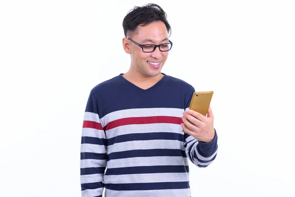 Heureux japonais hipster l'homme avec lunettes à l'aide de téléphone — Photo