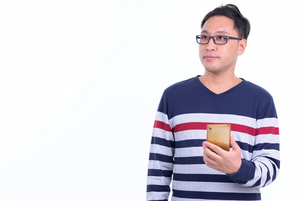 Japonský hipíček s brýlemi při používání telefonu — Stock fotografie