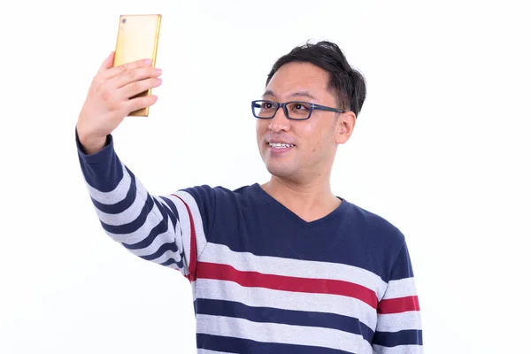 Heureux japonais hipster l'homme avec lunettes prise selfie — Photo