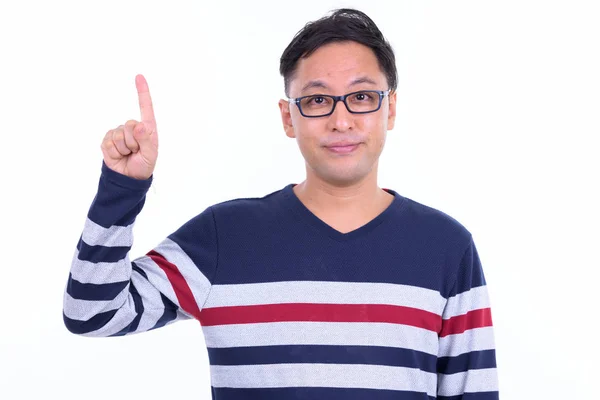 Japonés hipster hombre con gafas apuntando hacia arriba —  Fotos de Stock